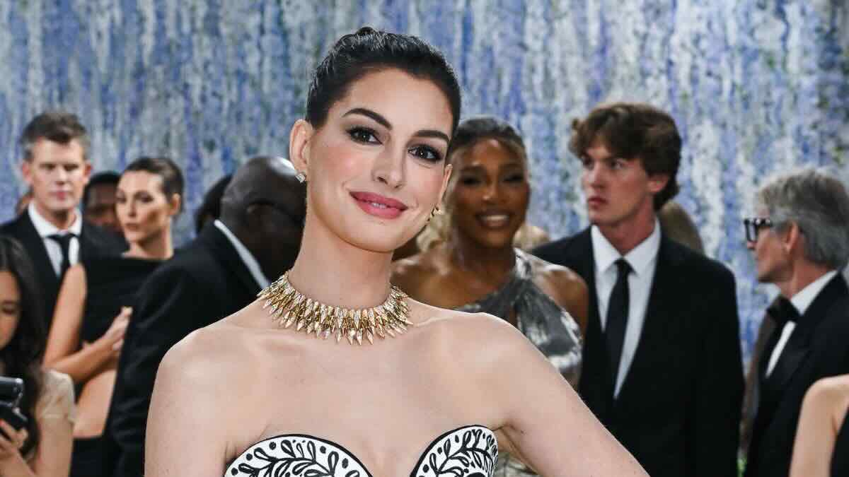 Anne Hathaway è incinta: l'annuncio social e la (prima) foto del pancino. L'attrice mamma tris a 44 anni