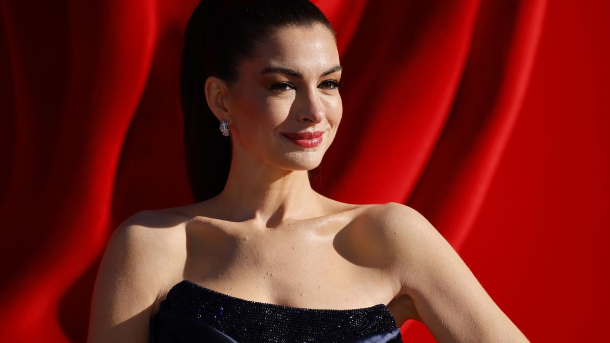 https://wips.plug.it/cips/libero.it/magazine/cms/2026/06/anne-hathaway-eileen-film-carriera-la-fine-di-oak-street-trailer.jpg