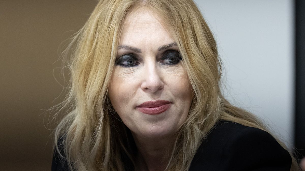 https://wips.plug.it/cips/libero.it/magazine/cms/2026/06/bruzzone-vita-in-diretta-sorelle-ritrovate-24-6-2026-liberomagazine-t.jpg