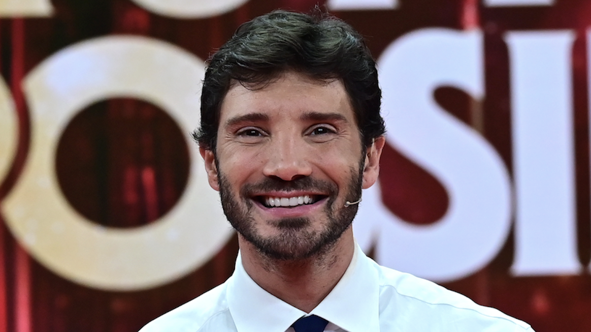 Affari Tuoi, da De Martino l’appello pro-migranti che fa arrabbiare la destra: “Altro che TeleMeloni”     