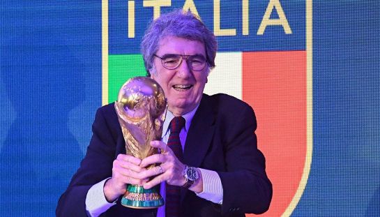 Dino Zoff con la Coppa del Mondo vinta nel 1982