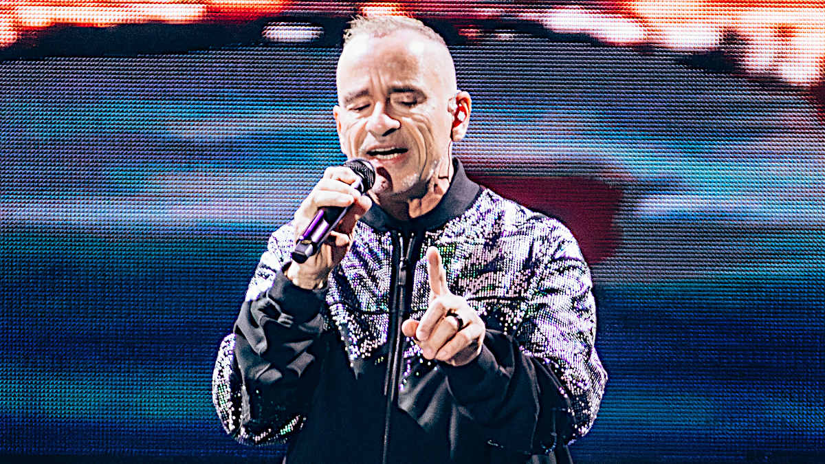 https://wips.plug.it/cips/libero.it/magazine/cms/2026/06/eros-ramazzotti-stop-tour.jpg