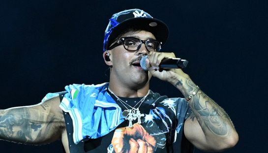 Geolier, il concerto al Maradona si trasforma in un incubo: la security dà calci e pugni a un fan. La reazione del rapper fa sognare