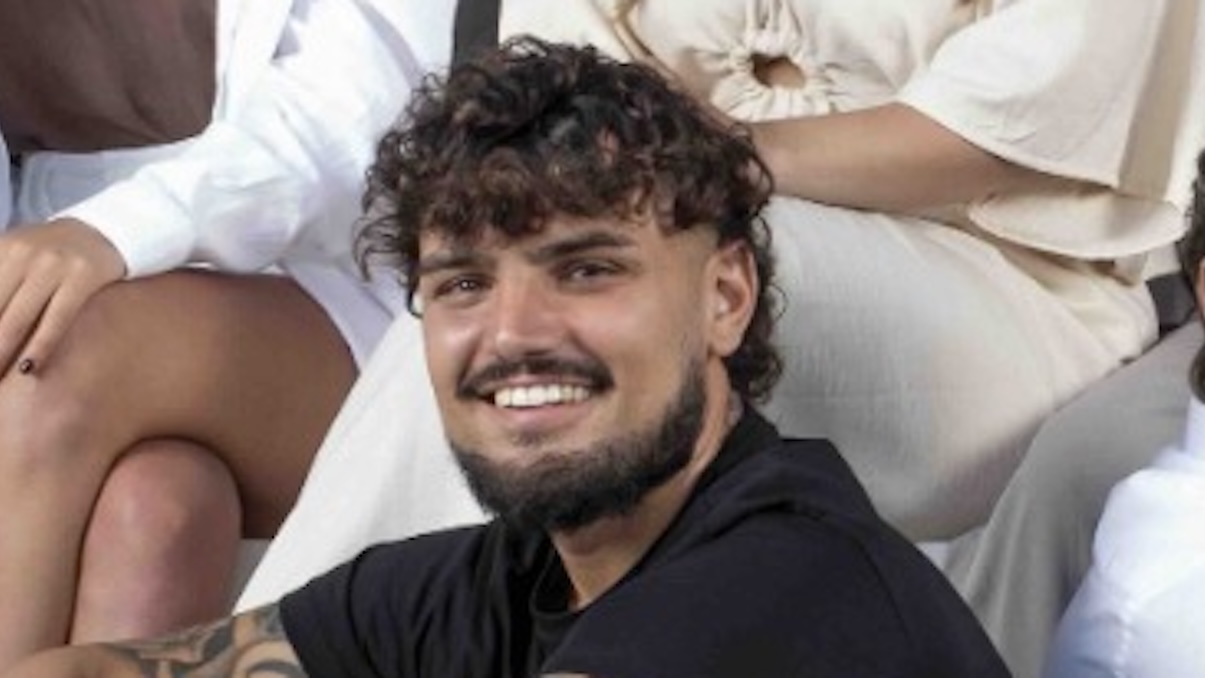 Temptation Island 2026, Giovanni Grazioso si ‘vendica’ di Sabrina e torna a lavorare in strada. Il video (virale) da ambulante