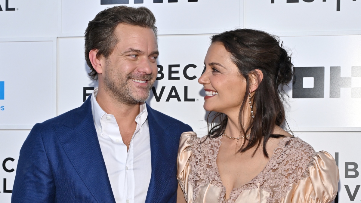 https://wips.plug.it/cips/libero.it/magazine/cms/2026/06/katie-holmes-joshua-jackson-dawson-s-creek-red-carpet-film-happy-hours.jpg