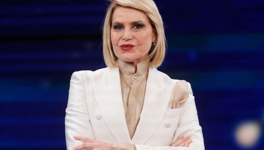 Simona Ventura pronta ad assistere al suo 'funerale' in diretta: non sarà facile restare seri con un cast (da urlo) di vip e comici