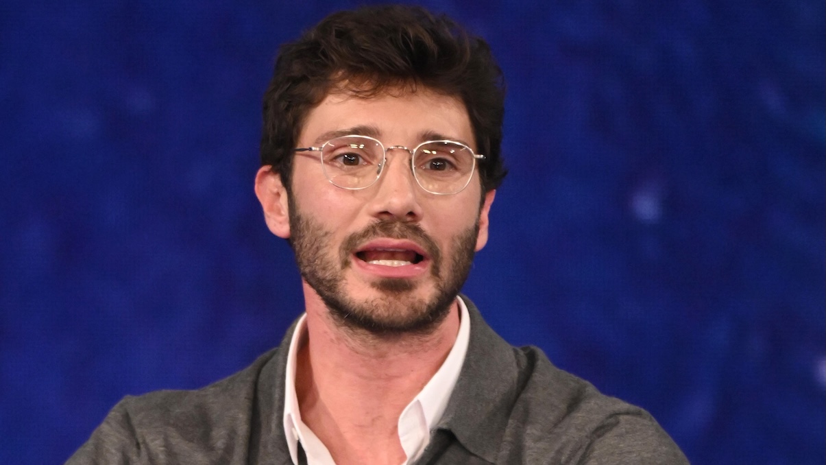 Stefano De Martino, lo sfogo: "Io sex symbol? Mi infastidisce, non sono un pezzo di carne". Ma fa un'ammissione sul suo corpo