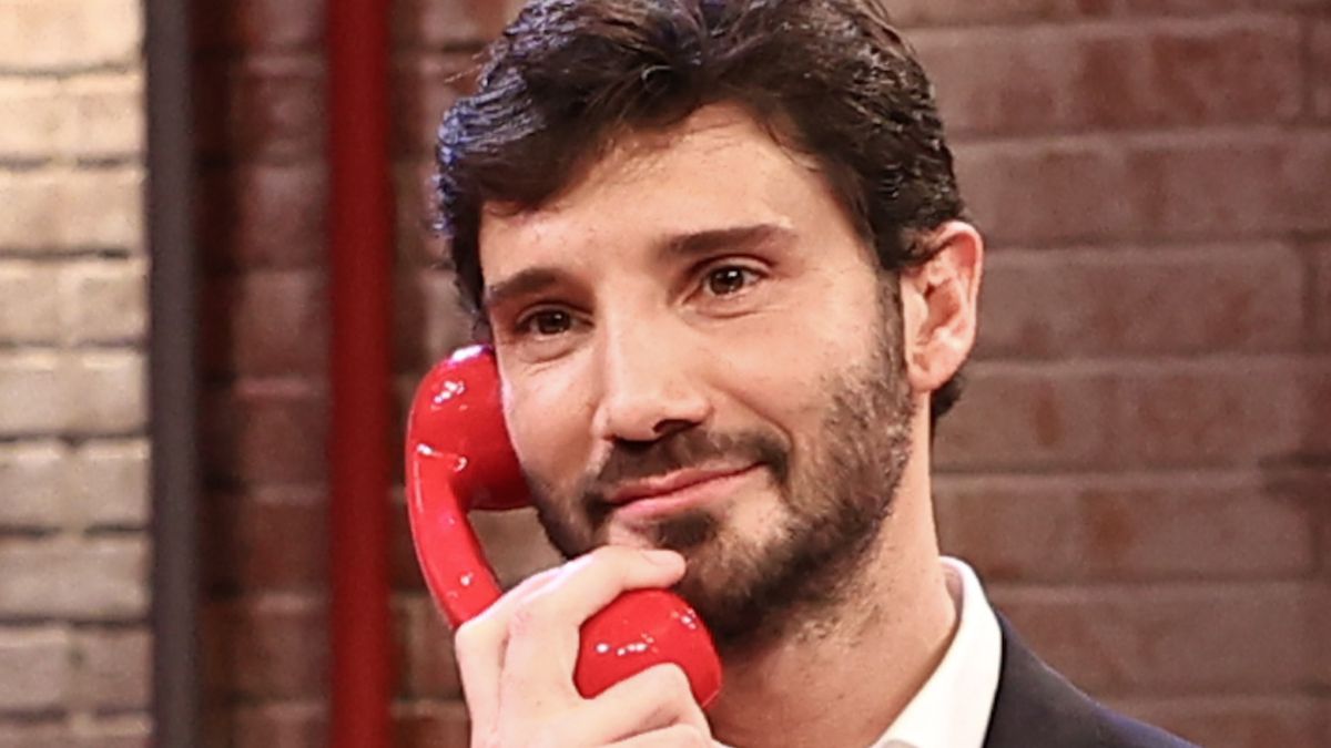 Affari Tuoi, il gossip del momento provoca De Martino: "Non mi interessa". Poi l'imprevisto più amaro della serata