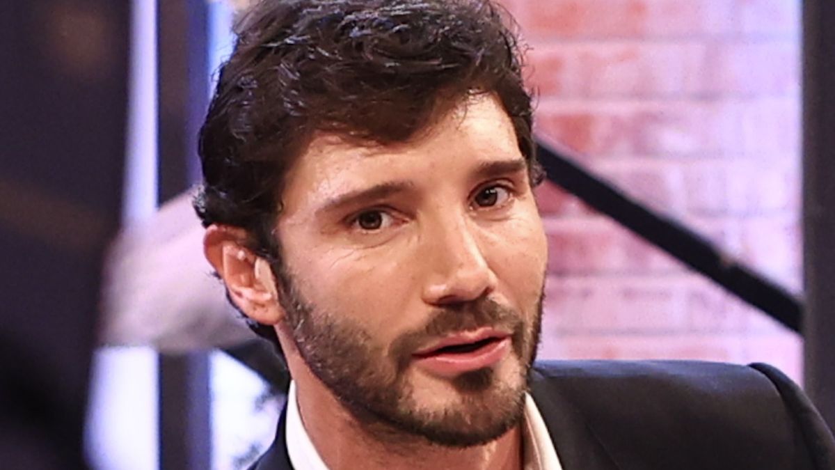 Affari Tuoi, De Martino scatenato ruba la scena: "Do un consiglio a chi vuole sposarsi". Poi nel finale succede di tutto