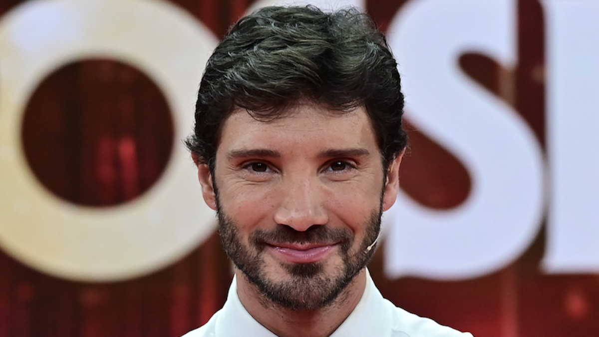 De Martino ‘stoppato’ dalla Rai, Affari Tuoi salta anche stasera 22 giugno. Cosa va in onda al suo posto e quando torna in onda