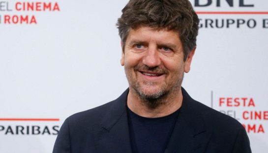 Un bel giorno, Fabio De Luigi vedovo inconsolabile arriva in streaming: dove vederlo