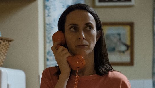 Apple ha fatto una mossa geniale: unendo horror e commedia ha creato la migliore serie del 2026. Il paragone con Twin Peaks è inevitabile