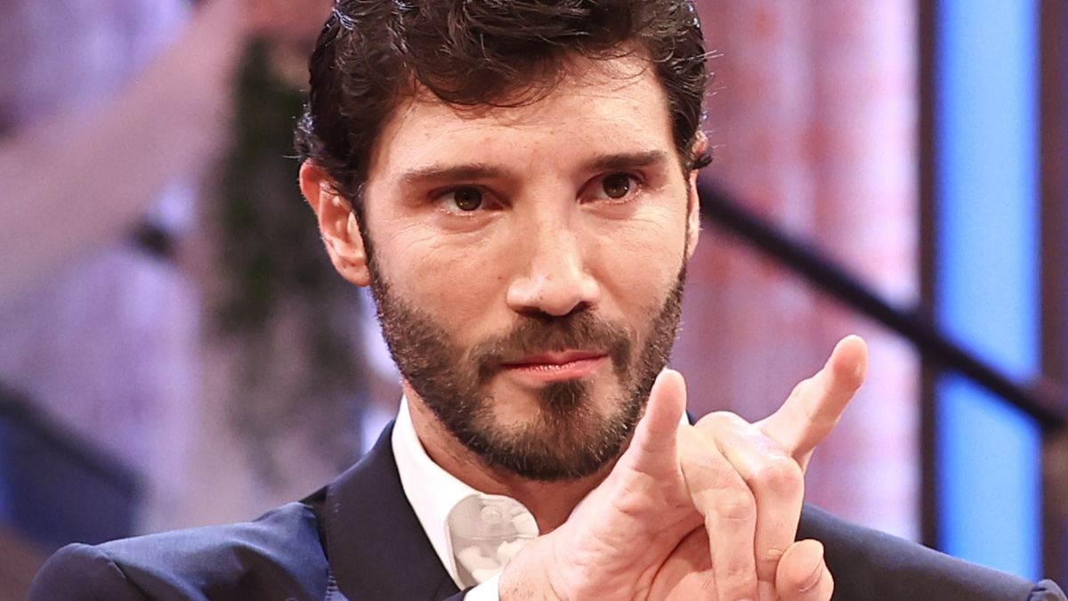 Affari Tuoi, De Martino rompe gli schemi e fa un appello inaspettato. Poi il 'trucchetto' contro Gerry Scotti fa infuriare i social