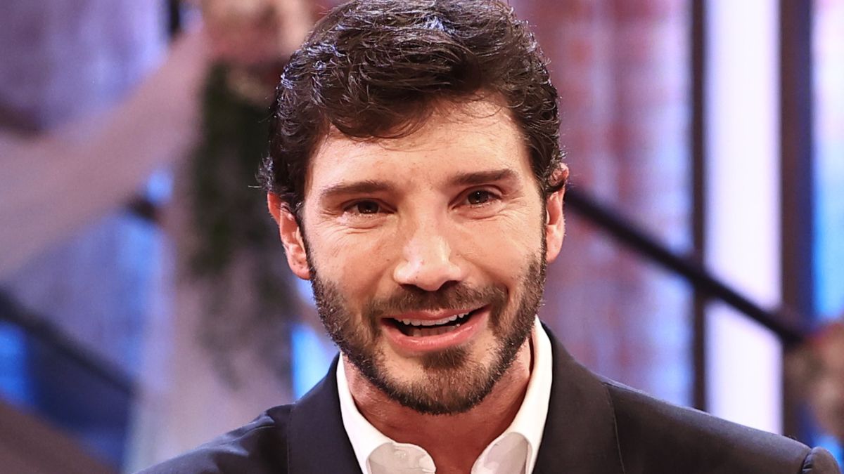 Affari Tuoi: De Martino esulta per la vincita dell'auto. Ma subito dopo il web si scaglia contro la produzione: "Scelta scellerata"