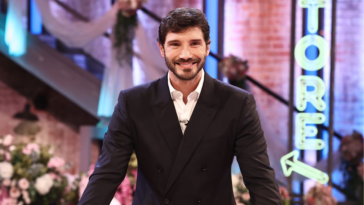 Affari Tuoi chiude con i brividi: De Martino in lacrime per la dedica speciale: "Hai vegliato su di me"