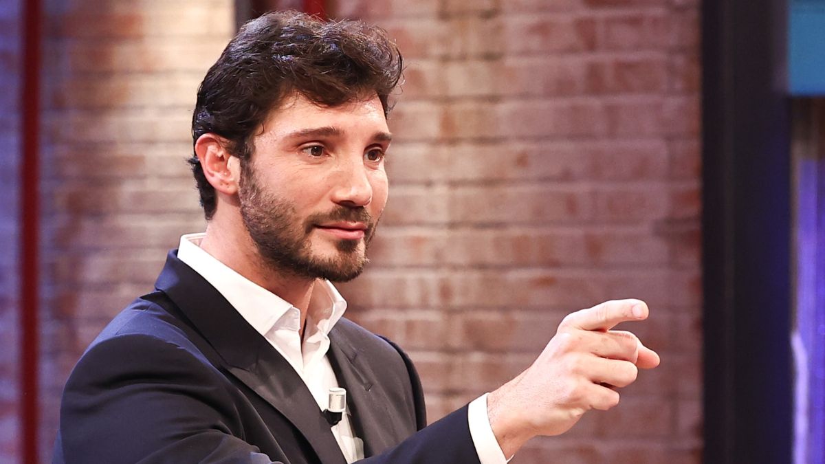 Affari Tuoi, la mossa di De Martino per rimontare Gerry Scotti: proposta di matrimonio e 'sì' in diretta