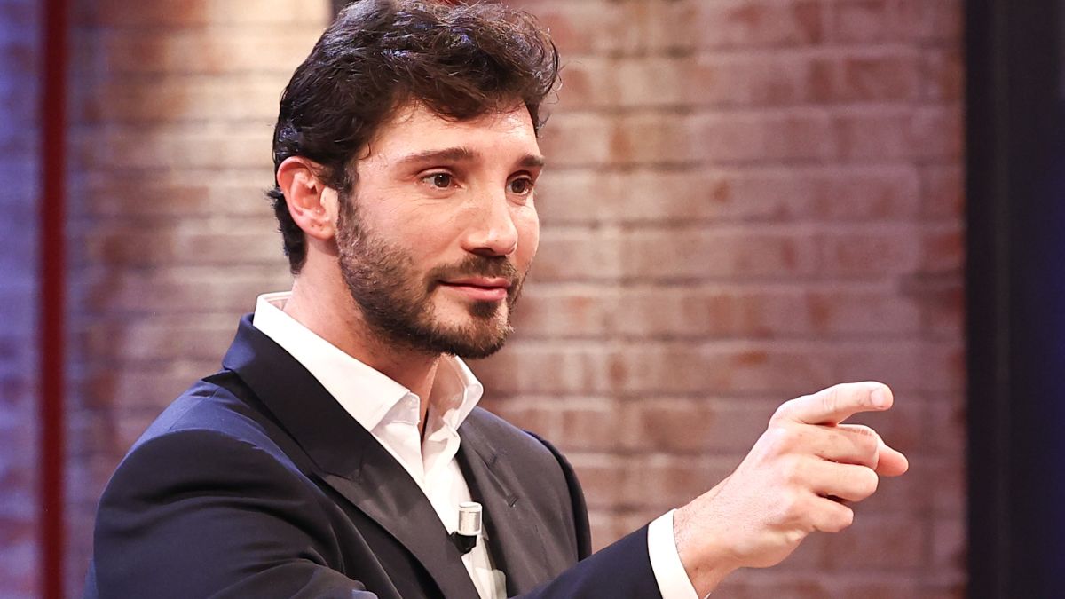 Affari Tuoi, De Martino conquistato da Martina Miliddi: "Ogni giorno più carina", poi l'abbraccio a sorpresa