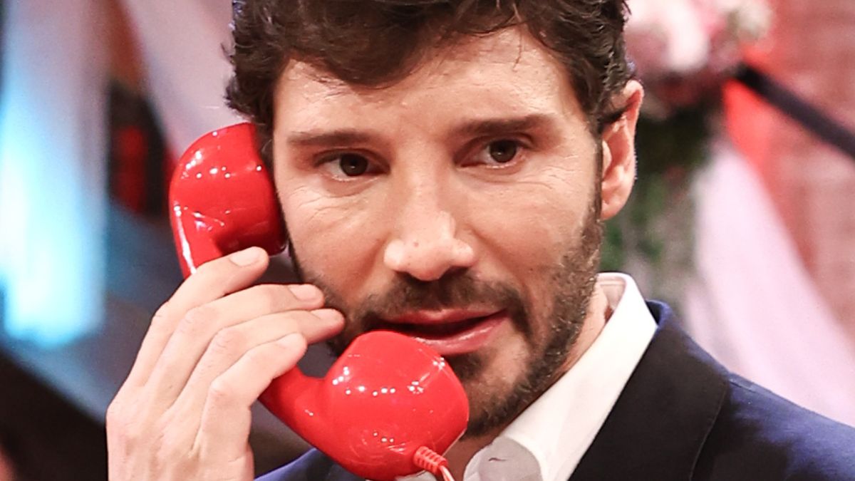 https://wips.plug.it/cips/libero.it/magazine/cms/2026/07/affari-tuoi-stefano-de-martino-2.jpg