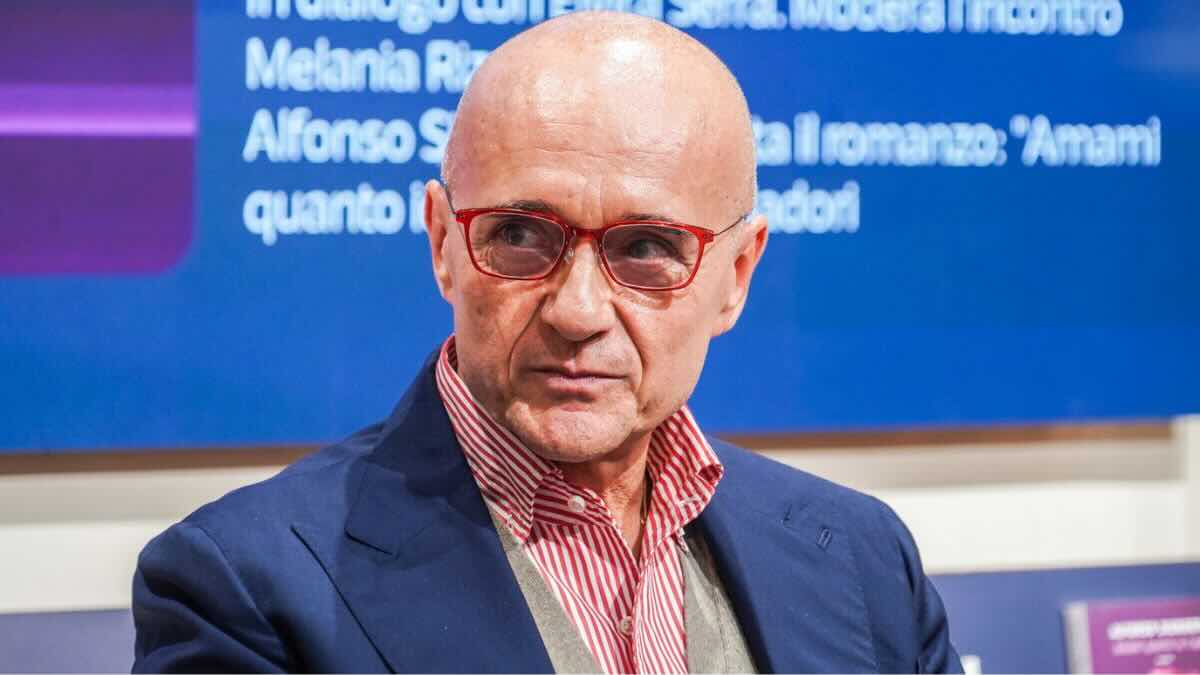 Alfonso Signorini e le foto inedite con gli ex gieffini, il ritorno in pubblico del conduttore. Chi c'era con lui