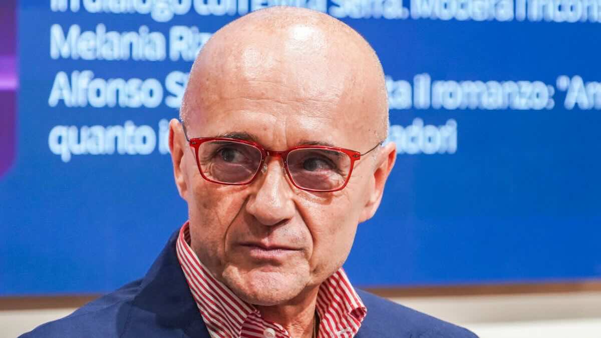 Alfonso Signorini, una pensionata gli ha inviato 1780 euro: il motivo del gesto e la reazione del conduttore
