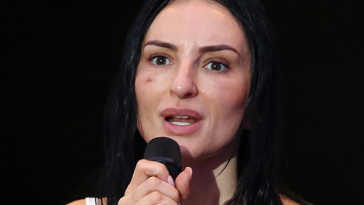 Arisa sotto la doccia, le foto infiammano il web. Commenti scatenati sulla sua trasformazione: "Qualcosa non va..."