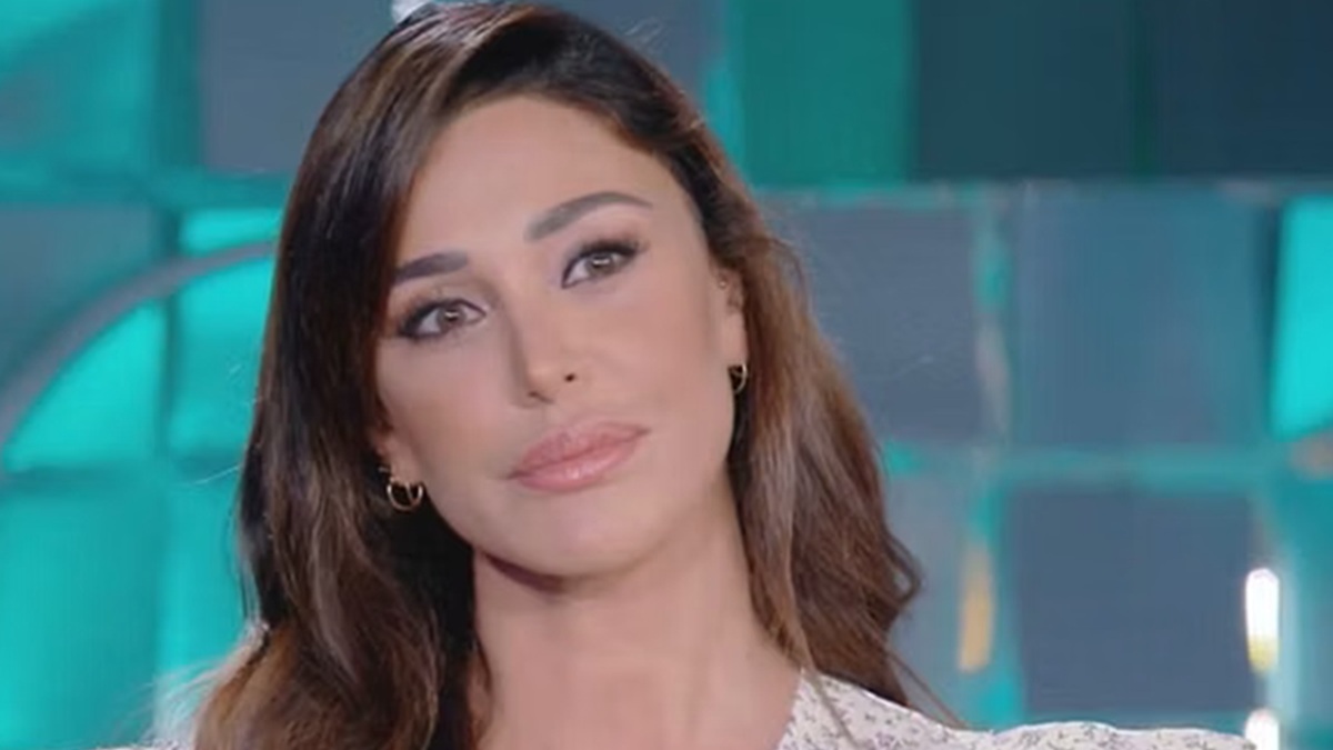 Belen bacia Gaetano e guida la barca in topless, gli hater insorgono: “Tappabuchi”. Lei li asfalta (e mamma Veronica approva)