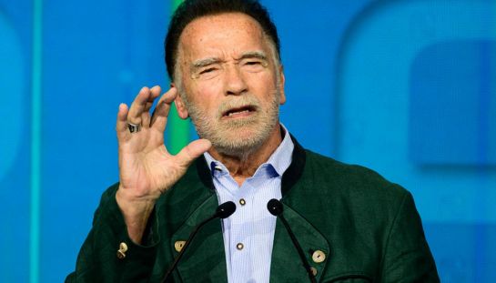 Arnold Schwarzenegger piange la morte di Charles Gaines, l'autore di Uomo d'acciaio, che ne aveva lanciato la carriera