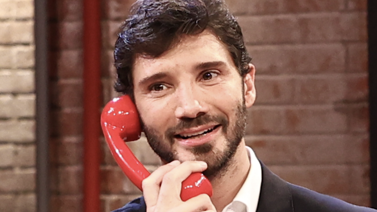 Ad Affari Tuoi si decide il cast di Sanremo 2026, la rivoluzione di De Martino: cosa farà a settembre