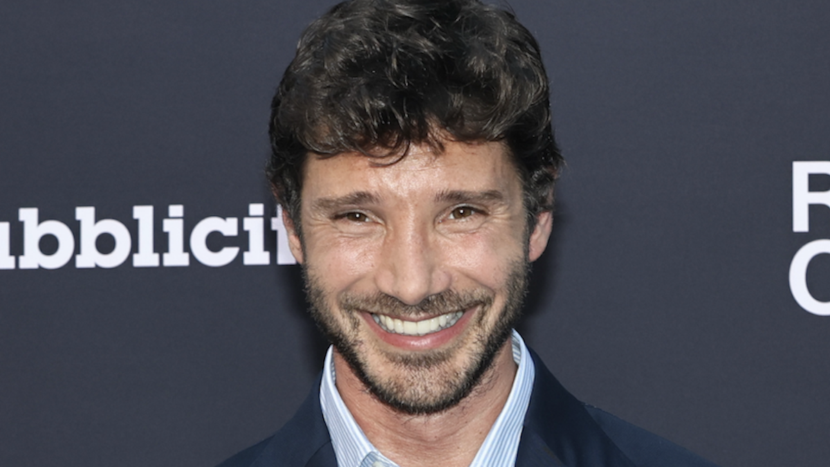 Stefano De Martino, il nuovo look per Sanremo 2027 spiazza i fan: come ha scelto di apparire il conduttore Rai