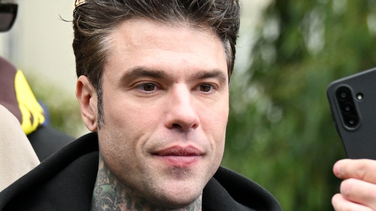 Fedez torna a casa dall'ospedale: dimesso per gli episodi di sanguinamento, riabbraccerà il figlio dopo la crisi e il ricovero