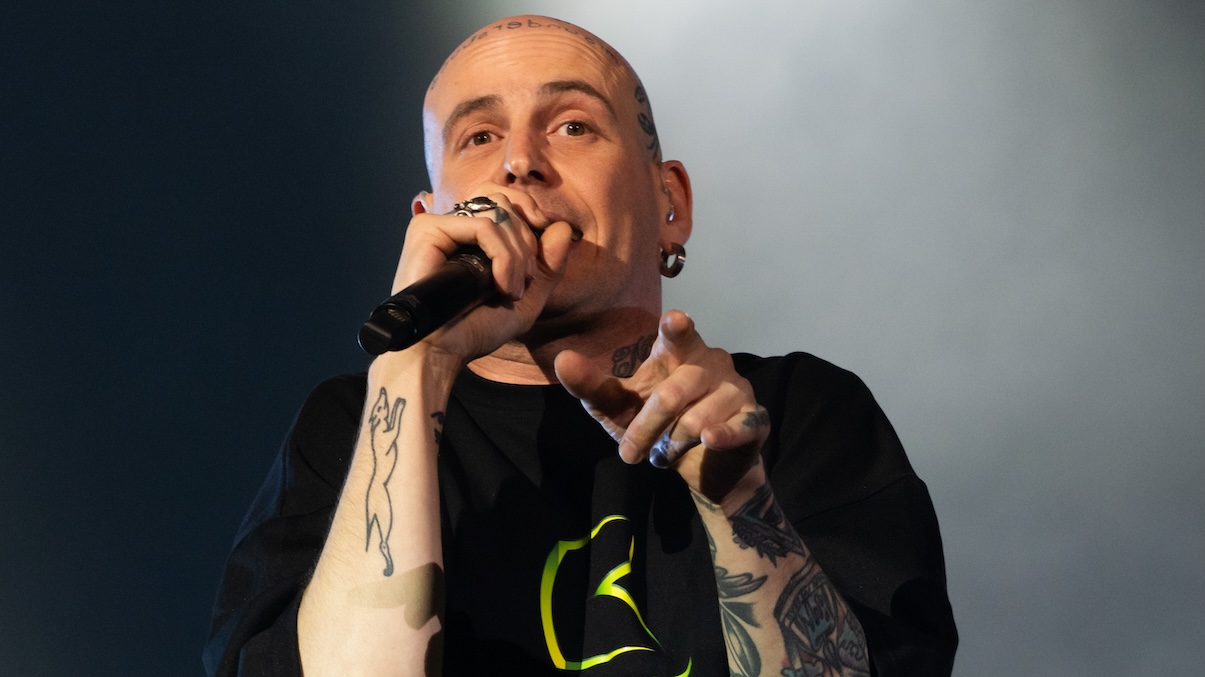 Gemitaiz indagato per oltraggio a pubblico ufficiale: "Ste me**e", la frase pronunciata durante il concerto lo inchioda
