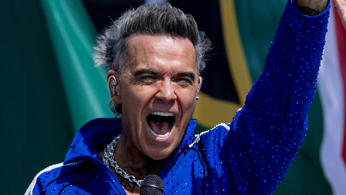 Robbie Williams, la replica alle polemiche sul video della ‘cocaina’ in diretta ai Mondiali: “Erano caramelle”