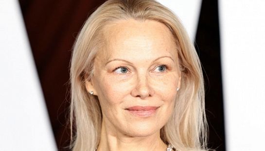 Buon compleanno Pamela Anderson, l'iconica bagnina di Baywatch compie 59 anni