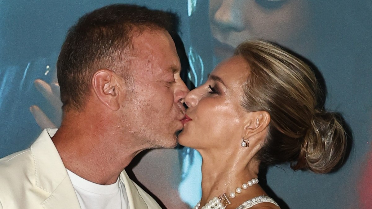 https://wips.plug.it/cips/libero.it/magazine/cms/2026/07/rocco-siffredi-rosa-caracciolo-bacio-red-carpet-film-blue-storia-d-amore.jpg