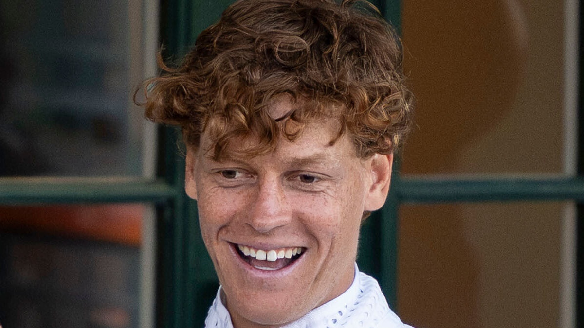 Sinner, show al galà di Wimbledon: “Sono brillo e non sono ancora padre”. Come ha reagito Laila Hasanovic