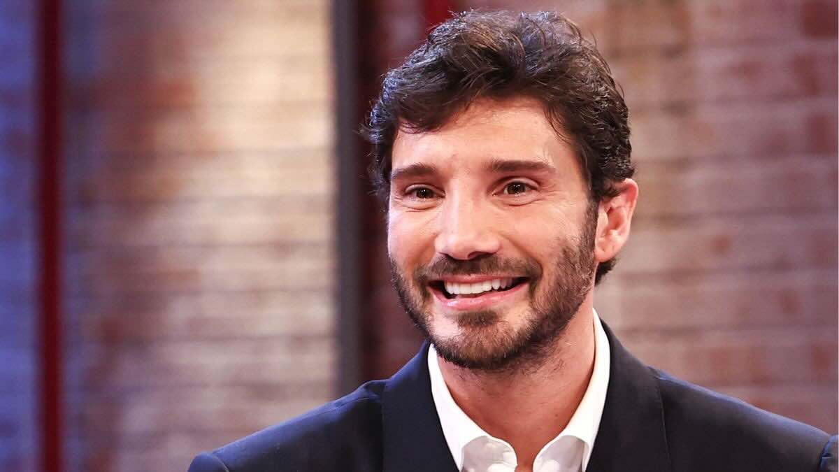 Affari Tuoi salta (di nuovo), altro stop per Stefano De Martino. Perché oggi 2 luglio non va in onda e quando torna