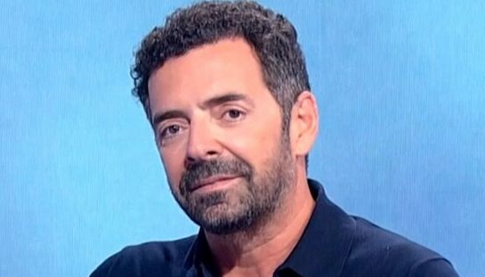 Alberto Matano compare in un cameo. del film Netflix Fuori La Verità
