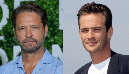 "Ora che non c'è più ripenso a quei momenti, era speciale": Jason Priestley ricorda in lacrime Luke Perry, scomparso 6 anni fa