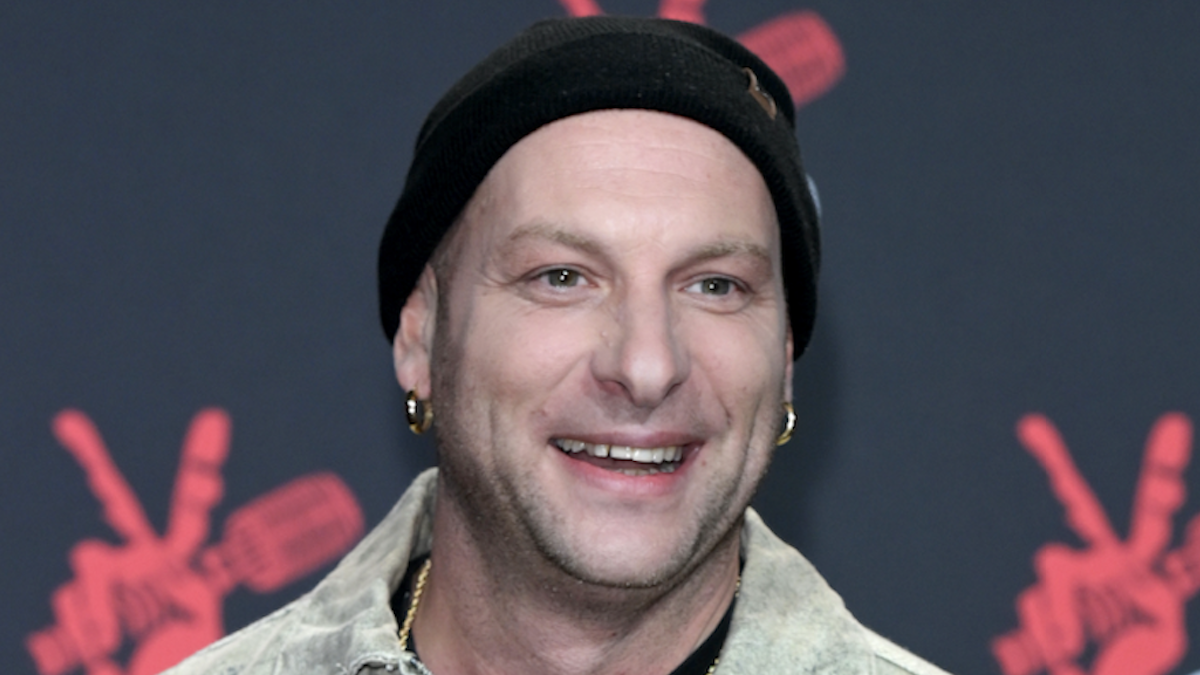 https://wips.plug.it/cips/libero.it/magazine/cms/2026/08/clementino_caduta.png