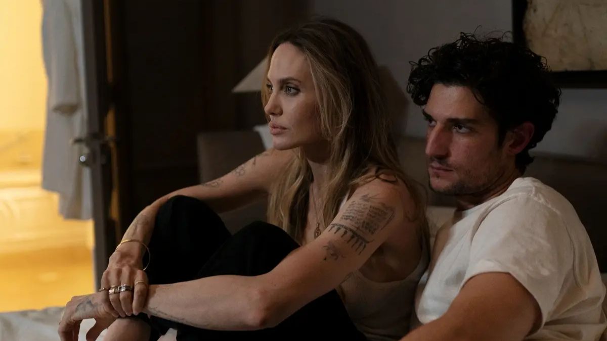 https://wips.plug.it/cips/libero.it/magazine/cms/2026/08/couture-recensione-film-cinema-angelina-jolie.jpg