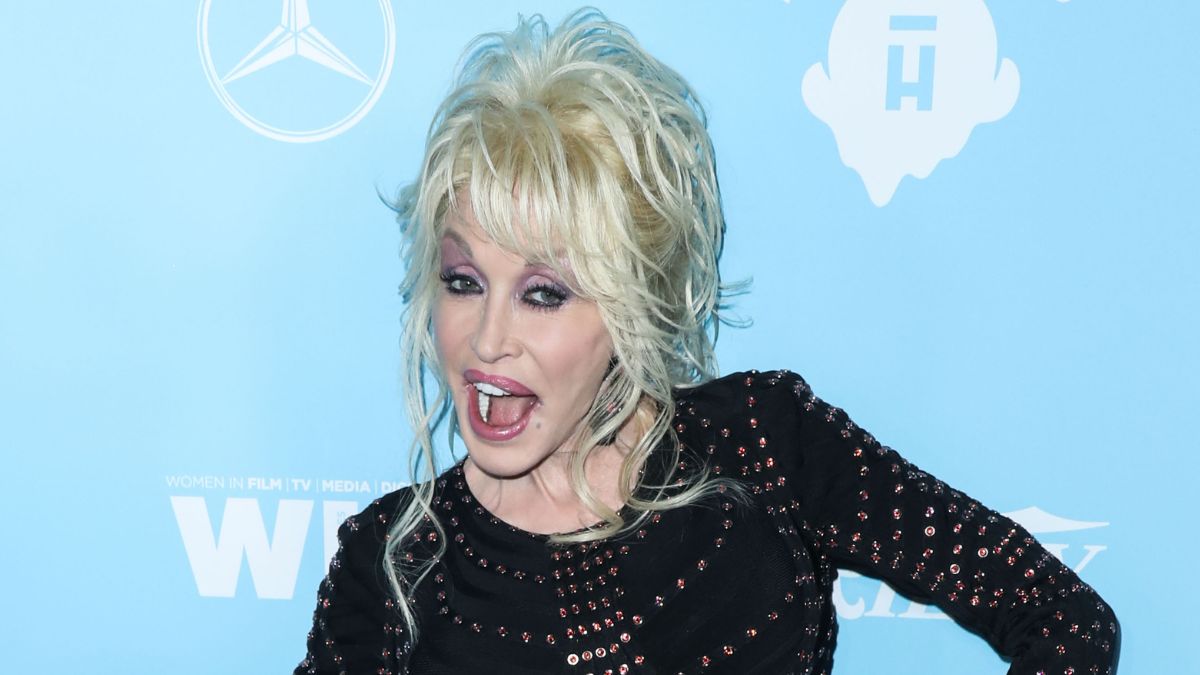 https://wips.plug.it/cips/libero.it/magazine/cms/2026/08/dolly-parton.jpg