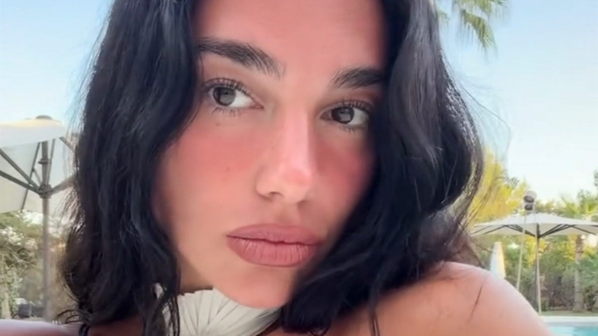 Dua Lipa è pazza dell’Italia: “Da Napoli a Positano: perché sono i miei posti del cuore”. Poi il retroscena su Sanremo e De Martino