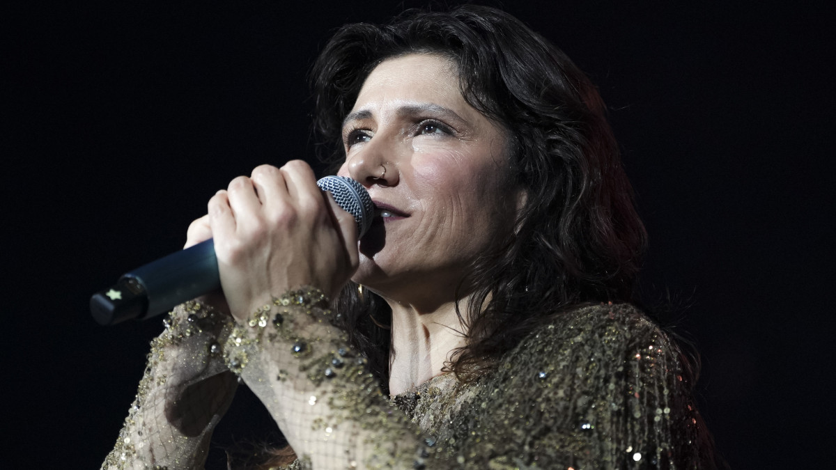 https://wips.plug.it/cips/libero.it/magazine/cms/2026/08/elisa-plantasia.jpg