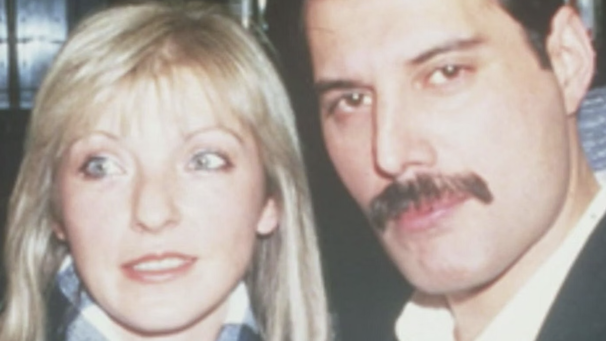 https://wips.plug.it/cips/libero.it/magazine/cms/2026/08/freddie_mercury_mary_austin_ex.png