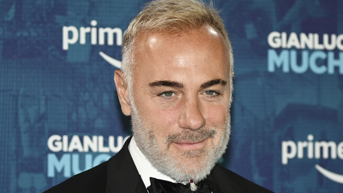 Gianluca Vacchi, la camminata infinita e il tuffo in pigiama dal suo yacht (incredibile) diventa virale: “L’acqua non mi bagna”