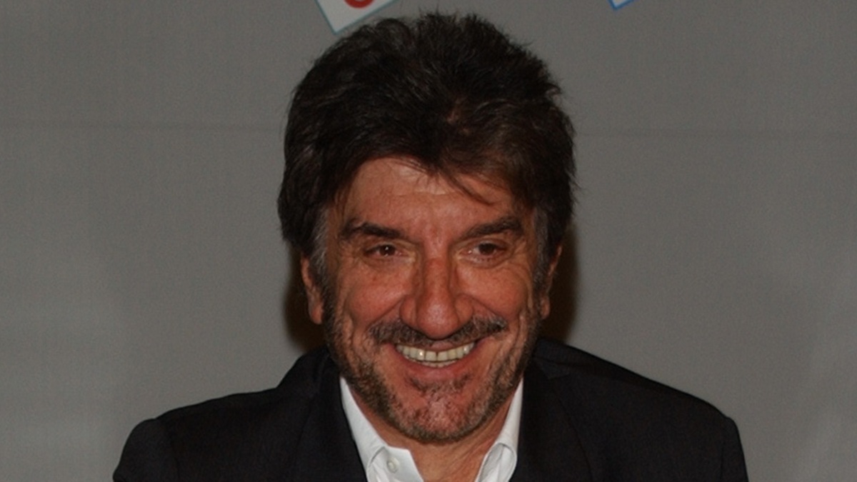 https://wips.plug.it/cips/libero.it/magazine/cms/2026/08/gigi-proietti-febbre-da-cavallo.jpg