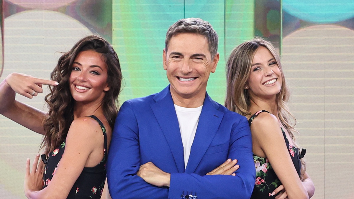 L’Eredità Summer, Marco Liorni protesta con Laura Pausini: “Siamo afflitti dalla sua canzone”