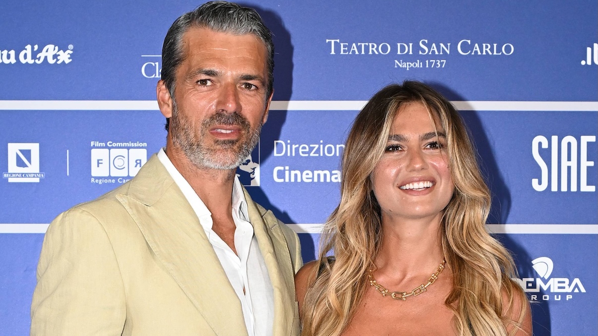 Luca Argentero e Cristina Marino in dolce attesa, le foto al mare alimentano le voci sul terzo figlio dopo l'addio a Doc