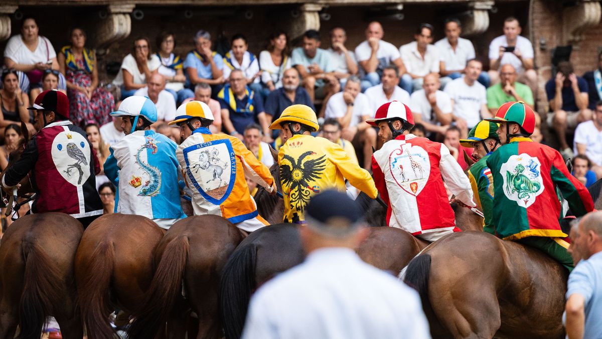 https://wips.plug.it/cips/libero.it/magazine/cms/2026/08/palio-di-siena.jpg
