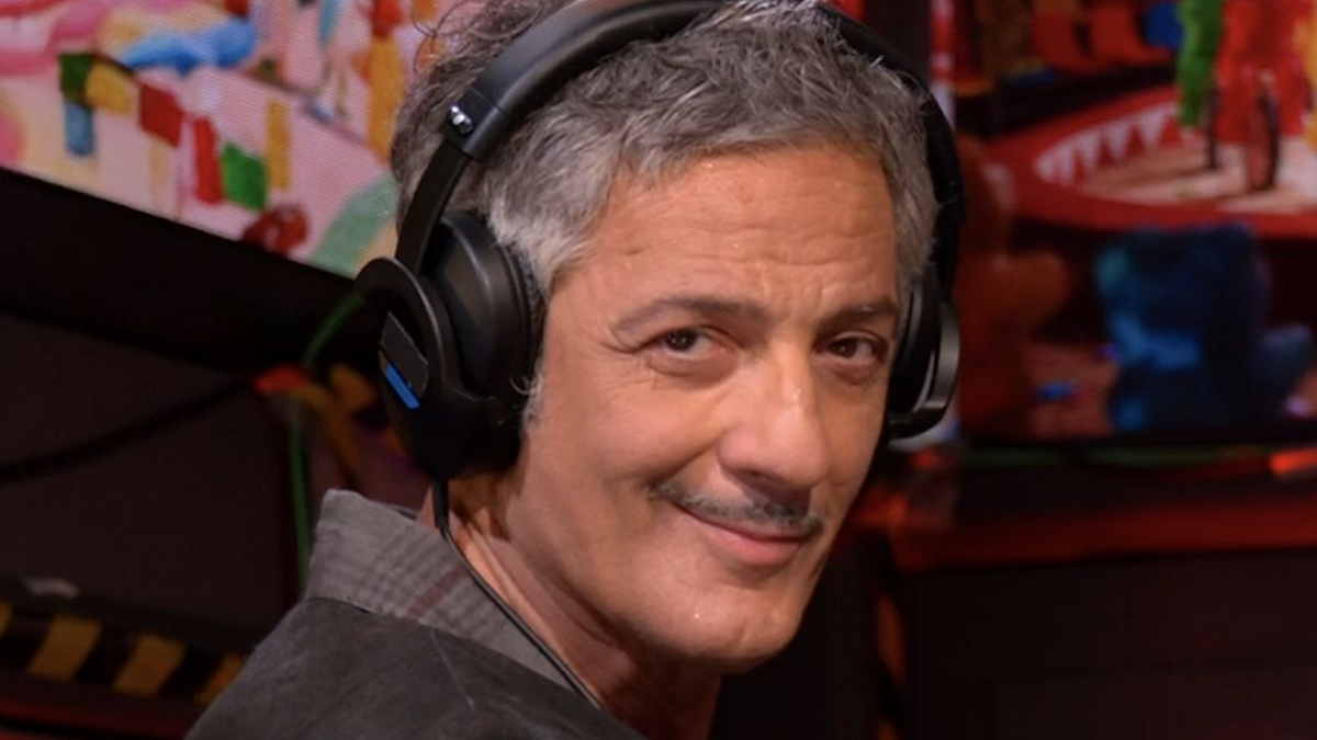 Fiorello di nuovo nonno, spunta il pancione della figlia Olivia negli scatti (tenerissimi) in spiaggia. E lui si gode il mare col piccolo Oliver
